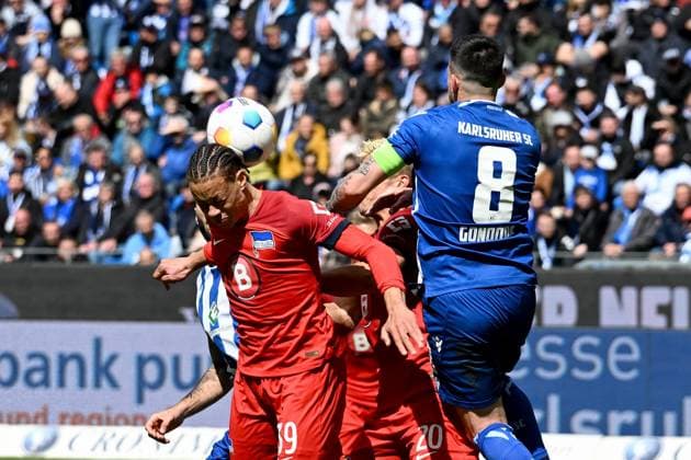21.04.2024, xsltx, Fussball 2.Bundesliga, Karlsruher SC - Hertha BSC Berlin emspor, v.l. Derry Scherhant (Hertha BSC Berlin) Jerome Gondorf (Karlsruher SC KSC) Zweikampf, Aktion, action, battle for the ball (DFL DFB REGULATIONS PROHIBIT ANY USE OF PHOTOGRAPHS as IMAGE SEQUENCES and or QUASI-VIDEO) Karlsruhe