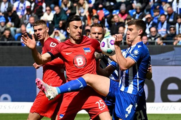21.04.2024, xsltx, Fussball 2.Bundesliga, Karlsruher SC - Hertha BSC Berlin emspor, v.l. Haris Tabakovic (Hertha BSC Berlin) Marcel Beifus (Karlsruher SC KSC) Zweikampf, Aktion, action, battle for the ball Handspiel Video Assistant Assistent Referee Schiedsrichter Videobeweis VAR Harm Osmers (Hannover) (DFL DFB REGULATIONS PROHIBIT ANY USE OF PHOTOGRAPHS as IMAGE SEQUENCES and or QUASI-VIDEO) Karlsruhe