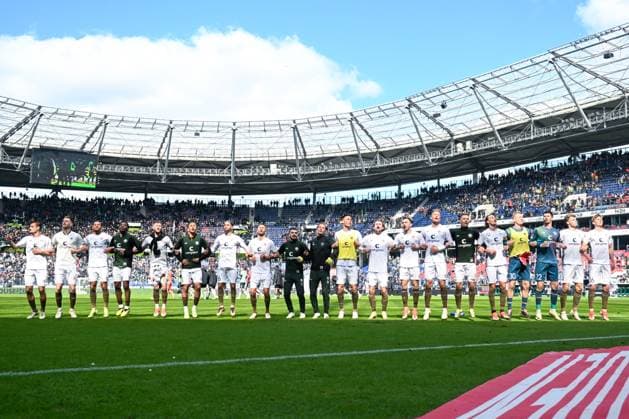 2. Bundesliga - Hannover 06 - FC St. Pauli am 21.04.2024 in der HDI Arena in Hannover Das Team des FC St. Pauli jubelt nach dem Sieg in Hannover.