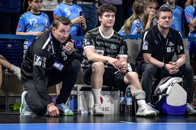 Handball - Liqui Moly HBL, Füchse Berlin - THW Kiel 21.04.2024, xdanx, Handball - Liqui Moly HBL, Füchse Berlin - THW Kiel v.l. Filip Jicha (THW Kiel Trainer),Elias Ellefsena Skipag (THW Kiel 71),gibt Anweisungen, gestikuliert mit den Armen, gesticulate, gives instructions Berlin Max Schmeling Halle Berlin Deutschland (DE) *** Handball Liqui Moly HBL, Füchse Berlin THW Kiel 21 04 2024, xdanx, Handball Liqui Moly HBL, Füchse Berlin THW Kiel v l Filip Jicha THW Kiel Trainer ,Elias Ellefsena Skipag THW Kiel 71 ,gives instructions, gestures with arms, gesticulates, gives instructions Berlin Max Schmeling Halle Berlin Germany EN Copyright: xDanielxLakomskix