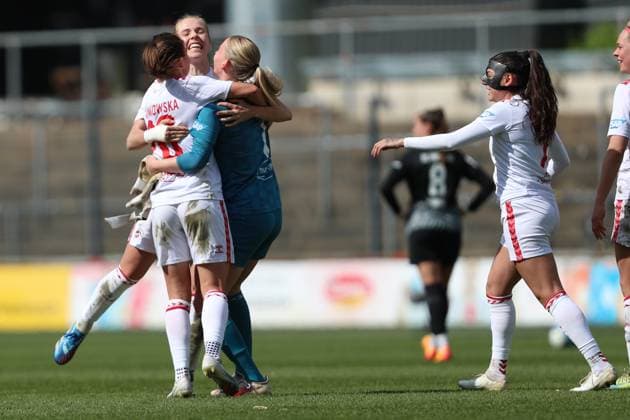 Team des 1. FC Koeln Schlussjubel, jubelt nach dem 2:0 Sieg, Frauen Bundesliga, 1.FC Koeln - SC Freiburg, Franz-Kremer-Stadion am 21. April 2024 in Koeln, Deutschland. (Foto von Oliver Kaelke DeFodi Images) Team des 1. FC Koeln celebrate after winning, Frauen Bundesliga, 1.FC Koeln - SC Freiburg, Franz-Kremer-Stadion on April 21, 2024 in Cologne, Germany. (Photo by Oliver Kaelke DeFodi Images) Defodi-678_2024_04_121_OK_FCKSCF_1706
