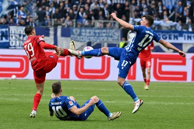 21.04.2024, xsltx, Fussball 2.Bundesliga, Karlsruher SC - Hertha BSC Berlin emspor, v.l. Derry Scherhant (Hertha BSC Berlin) Nicolai Rapp (Karlsruher SC KSC) Zweikampf, Aktion, action, battle for the ball (DFL DFB REGULATIONS PROHIBIT ANY USE OF PHOTOGRAPHS as IMAGE SEQUENCES and or QUASI-VIDEO) Karlsruhe