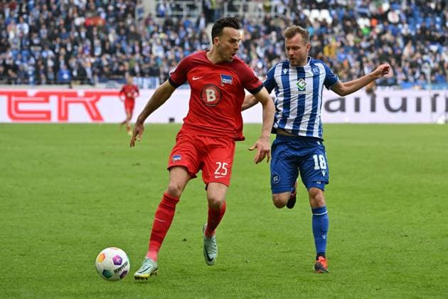 21.04.2024, xsltx, Fussball 2.Bundesliga, Karlsruher SC - Hertha BSC Berlin emspor, v.l. Haris Tabakovic (Hertha BSC Berlin) Daniel Brosinski (Karlsruher SC KSC) Zweikampf, Aktion, action, battle for the ball (DFL DFB REGULATIONS PROHIBIT ANY USE OF PHOTOGRAPHS as IMAGE SEQUENCES and or QUASI-VIDEO) Karlsruhe