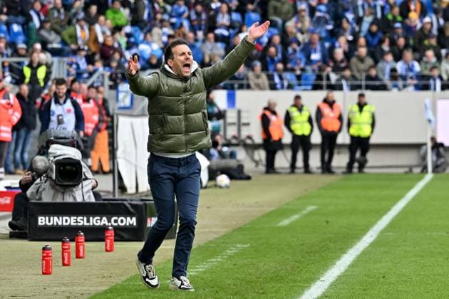 21.04.2024, xsltx, Fussball 2.Bundesliga, Karlsruher SC - Hertha BSC Berlin emspor, v.l. Trainer Christian Eichner (Karlsruher SC KSC) gestikuliert gibt Anweisungen mit den Armen gestikulieren gives instructions, gesticulate. (DFL DFB REGULATIONS PROHIBIT ANY USE OF PHOTOGRAPHS as IMAGE SEQUENCES and or QUASI-VIDEO) Karlsruhe