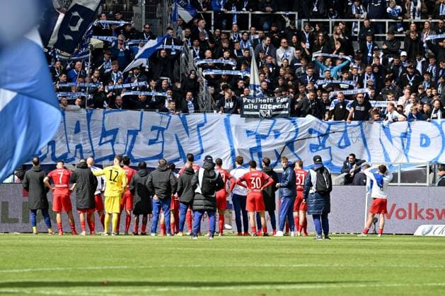 21.04.2024, xsltx, Fussball 2.Bundesliga, Karlsruher SC - Hertha BSC Berlin emspor, v.l. Die Berliner bei den Fans nach dem Spiel (DFL DFB REGULATIONS PROHIBIT ANY USE OF PHOTOGRAPHS as IMAGE SEQUENCES and or QUASI-VIDEO) Karlsruhe