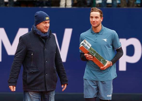 Ministerpraesident Markus Soeder ueberreicht den Pokal an den Sieger Jan-Lennard Struff (GER) Tennis - BMW Open 2024 - ATP, Tennis Herren - MTTC Iphitos - Munich - - Germany - 21 April 2024. Copyright: xJuergenxHasenkopfx