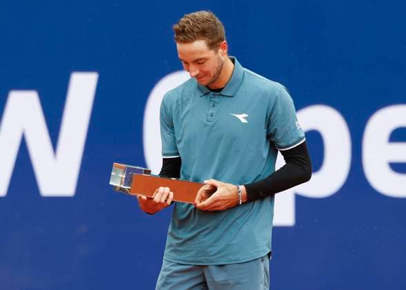 Sieger Jan-Lennard Struff (GER) mit dem Pokal Tennis - BMW Open 2024 - ATP, Tennis Herren - MTTC Iphitos - Munich - - Germany - 21 April 2024. Copyright: xJuergenxHasenkopfx