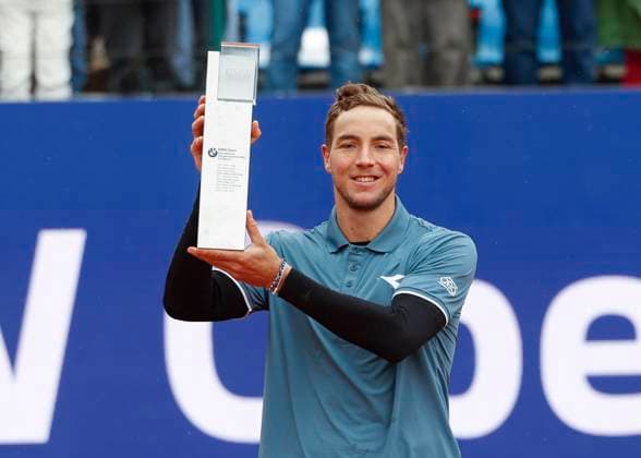 Sport Bilder des Tages Sieger Jan-Lennard Struff (GER) mit dem Pokal Tennis - BMW Open 2024 - ATP, Tennis Herren - MTTC Iphitos - Munich - - Germany - 21 April 2024. Copyright: xJuergenxHasenkopfx