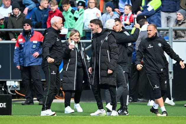 2. Bundesliga - Hannover 06 - FC St. Pauli am 21.04.2024 in der HDI Arena in Hannover Trainer Fabian Hürzeler Huerzeler (FC St. Pauli) jubelt nach dem Sieg.