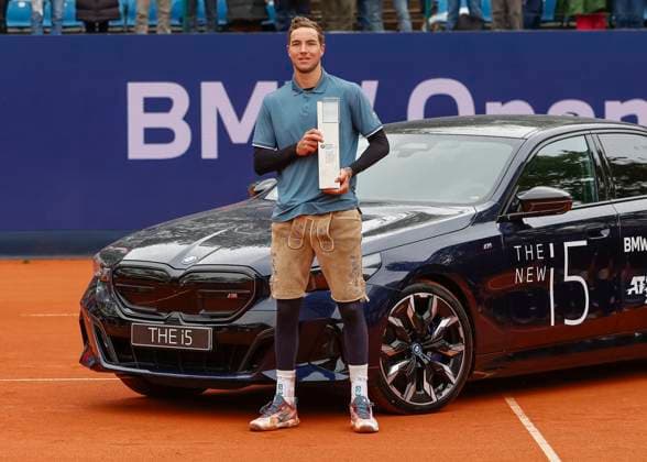 Sieger Jan-Lennard Struff (GER) mit dem Pokal und Siegerauto Tennis - BMW Open 2024 - ATP, Tennis Herren - MTTC Iphitos - Munich - - Germany - 21 April 2024. Copyright: xJuergenxHasenkopfx