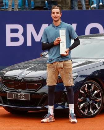 Sieger Jan-Lennard Struff (GER) mit dem Pokal und Siegerauto Tennis - BMW Open 2024 - ATP, Tennis Herren - MTTC Iphitos - Munich - - Germany - 21 April 2024. Copyright: xJuergenxHasenkopfx