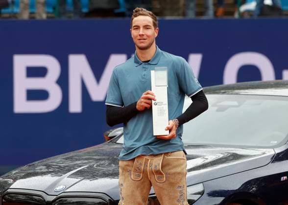 Sieger Jan-Lennard Struff (GER) mit dem Pokal und Siegerauto Tennis - BMW Open 2024 - ATP, Tennis Herren - MTTC Iphitos - Munich - - Germany - 21 April 2024. Copyright: xJuergenxHasenkopfx