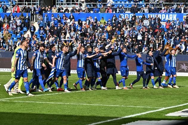 21.04.2024, xsltx, Fussball 2.Bundesliga, Karlsruher SC - Hertha BSC Berlin emspor, v.l. Jubel Freude über ueber den Sieg beim KSC (DFL DFB REGULATIONS PROHIBIT ANY USE OF PHOTOGRAPHS as IMAGE SEQUENCES and or QUASI-VIDEO) Karlsruhe
