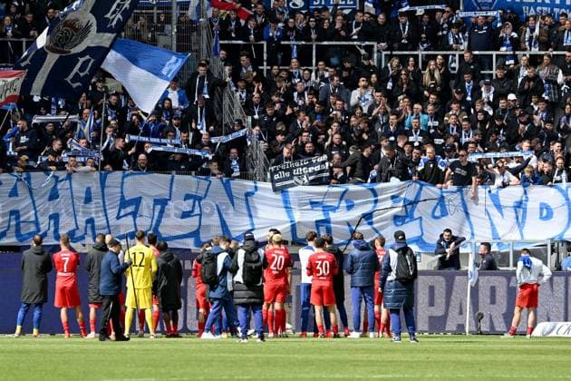 21.04.2024, xsltx, Fussball 2.Bundesliga, Karlsruher SC - Hertha BSC Berlin emspor, v.l. Die Berliner bei den Fans nach dem Spiel (DFL DFB REGULATIONS PROHIBIT ANY USE OF PHOTOGRAPHS as IMAGE SEQUENCES and or QUASI-VIDEO) Karlsruhe