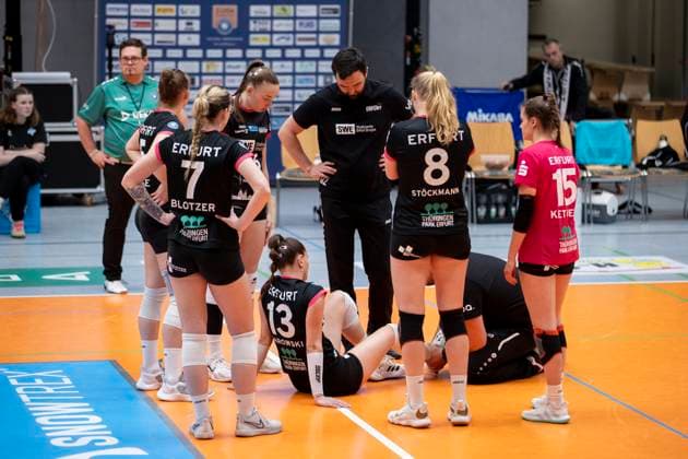 2. Bundesliga Frauen Pro: SSC Freisen vs. Schwarz-Weiss Erfurt; Freisen; 21.04.2024 Verletzung Lara Alyssa Darowski ( 13; Schwarz-Weiss Erfurt) 2. Bundesliga Frauen Pro: SSC Freisen vs. Schwarz-Weiss Erfurt; Bruchwaldhalle Freisen; 21.04.2024 Copyright: xBEAUTIFULxSPORTS Duehringx