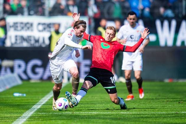 21.04.2024 - Fußball, 2023 2024, 1. Bundesliga, 30. Spieltag, Hannover 96 - FC St. Pauli: (L-R) Connor Metcalfe (Pauli), Sebastian Ernst (Hannover) DFL REGULATIONS PROHIBIT ANY USE OF PHOTOGRAPHS AS IMAGE SEQUENCES AND OR QUASI-VIDEO.