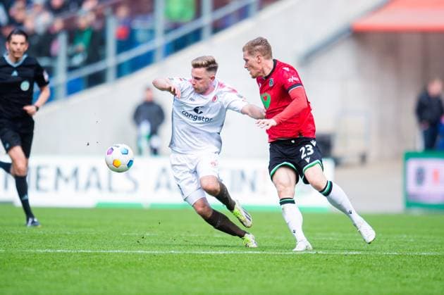 21.04.2024 - Fußball, 2023 2024, 1. Bundesliga, 30. Spieltag, Hannover 96 - FC St. Pauli: (L-R) Johannes Eggestein (Pauli), Marcel Halstenberg (Hannover) DFL REGULATIONS PROHIBIT ANY USE OF PHOTOGRAPHS AS IMAGE SEQUENCES AND OR QUASI-VIDEO.