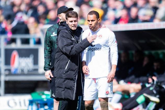 21.04.2024 - Fußball, 2023 2024, 1. Bundesliga, 30. Spieltag, Hannover 96 - FC St. Pauli: (L-R) Fabian Hürzeler (Trainer - Pauli), Etienne Amenyido (Pauli) DFL REGULATIONS PROHIBIT ANY USE OF PHOTOGRAPHS AS IMAGE SEQUENCES AND OR QUASI-VIDEO.