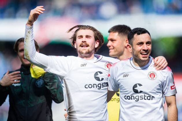 21.04.2024 - Fußball, 2023 2024, 1. Bundesliga, 30. Spieltag, Hannover 96 - FC St. Pauli: (L-R) Connor Metcalfe (Pauli), Manolis Saliakas (Pauli) DFL REGULATIONS PROHIBIT ANY USE OF PHOTOGRAPHS AS IMAGE SEQUENCES AND OR QUASI-VIDEO.