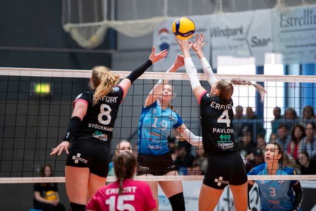 2. Bundesliga Frauen Pro: SSC Freisen vs. Schwarz-Weiss Erfurt; Freisen; 21.04.2024 Alison Muldrow ( 19; SSC Freisen) gegen Sina Stöckmann ( 8; Schwarz-Weiss Erfurt) und Silvie Pavlová ( 4; Schwarz-Weiss Erfurt) 2. Bundesliga Frauen Pro: SSC Freisen vs. Schwarz-Weiss Erfurt; Bruchwaldhalle Freisen; 21.04.2024 Copyright: xBEAUTIFULxSPORTS Duehringx
