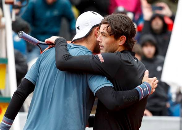 R-L Taylor Fritz gratuliert dem Sieger Jan-Lennard Struff (GER) mit dem Pokal und Siegerauto Tennis - BMW Open 2024 - ATP, Tennis Herren - MTTC Iphitos - Munich - - Germany - 21 April 2024. Copyright: xJuergenxHasenkopfx