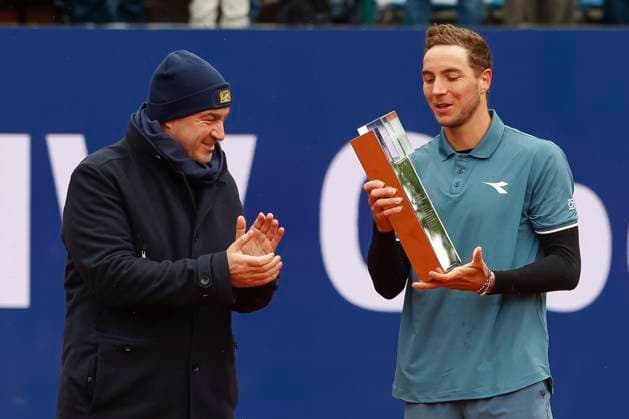 Ministerpraesident Markus Soeder ueberreicht den Pokal an den Sieger Jan-Lennard Struff (GER) Copyright: xJuergenxHasenkopfx