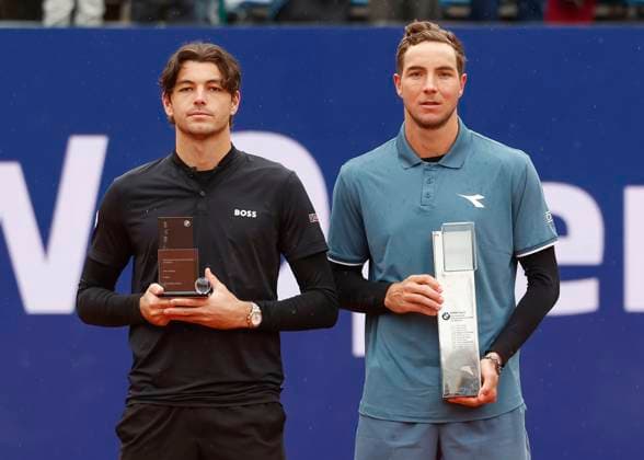 L-R. Finalist Taylor Fritz und Sieger Jan-Lennard Struff (GER) mit dem Pokal und Siegerauto Tennis - BMW Open 2024 - ATP, Tennis Herren - MTTC Iphitos - Munich - - Germany - 21 April 2024. Copyright: xJuergenxHasenkopfx
