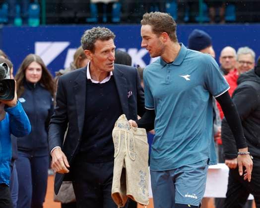 Turnierdirektor Patrik Kuehnen uebergibt Lederhose an Sieger Jan-Lennard Struff (GER) mit dem Pokal und Siegerauto Tennis - BMW Open 2024 - ATP, Tennis Herren - MTTC Iphitos - Munich - - Germany - 21 April 2024. Copyright: xJuergenxHasenkopfx
