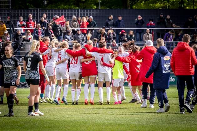 GOOGLE PIXEL Frauen Bundesliga: 1. FC Köln - SC Freiburg, 21.04.2024 Jubel bei den Spielerinnen den 1. FC Köln über den Sieg; GOOGLE PIXEL Frauen Bundesliga: 1. FC Köln - SC Freiburg, 19. Spieltag, am 21.04.2024 im Franz-Kremer-Stadion in Köln. DFL REGULATIONS PROHIBIT ANY USE OF PHOTOGRAPHS AS IMAGE SEQUENCES AND OR QUASI-VIDEO. Copyright: xBEAUTIFULxSPORTS LeahxKohringx
