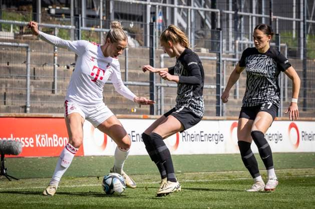 GOOGLE PIXEL Frauen Bundesliga: 1. FC Köln - SC Freiburg, 21.04.2024 Sharon Beck (1. FC Köln, 10) und Janina Minge (SC Freiburg, 9); GOOGLE PIXEL Frauen Bundesliga: 1. FC Köln - SC Freiburg, 19. Spieltag, am 21.04.2024 im Franz-Kremer-Stadion in Köln. DFL REGULATIONS PROHIBIT ANY USE OF PHOTOGRAPHS AS IMAGE SEQUENCES AND OR QUASI-VIDEO. Copyright: xBEAUTIFULxSPORTS LeahxKohringx