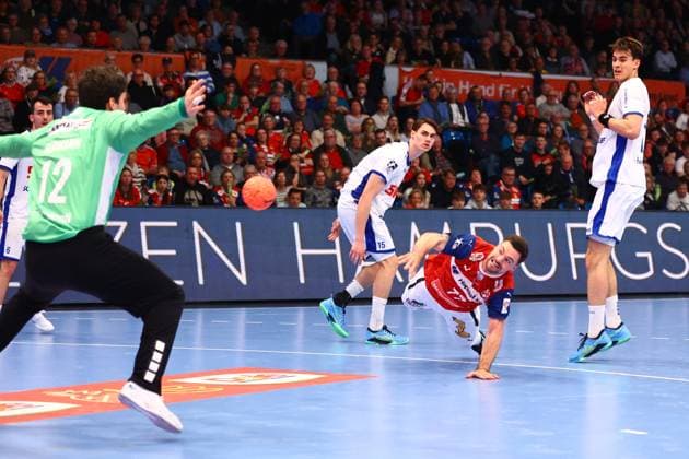 Sport Themen der Woche KW16 Sport Bilder des Tages Handball I Herren I Saison 2023 24 I HBL I 29. Spieltag I HSV Hamburg - VFL Gummersbach I 21.04.2024 Daniel Rebmann (12, VFL Gummersbach) Dani Baijens (77, HSV Hamburg) Hamburg Alsterdorfer Sporthalle Hamburg Deutschland *** Handball I Men I Season 2023 24 I HBL I 29 Matchday I HSV Hamburg VFL Gummersbach I 21 04 2024 Daniel Rebmann 12, VFL Gummersbach Dani Baijens 77, HSV Hamburg Hamburg Alsterdorfer Sporthalle Hamburg Germany Copyright: xLobeca RHx