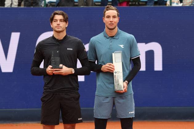 Jan-Lennard Struff (re.) und Taylor Fritz, Pokal, Siegerehrung, Tennis BMW Open 2024 Finale Jan-Lennard Struff Taylor Fritz München 21.04.2024 FOTO: Mladen Lackovic LakoPress