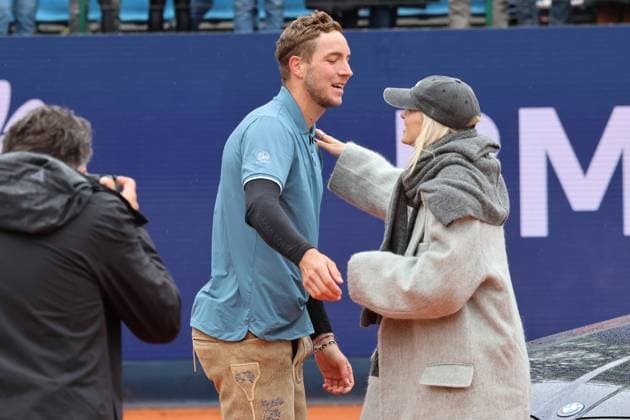 Lena Gercke, Deutsche Fernsehmoderatorin und Model gratuliert, Jan-Lennard Struff (GER) zum Sieg, Jubel, Emotionen, Tennis BMW Open 2024 Finale Jan-Lennard Struff Taylor Fritz München 21.04.2024 FOTO: Mladen Lackovic LakoPress