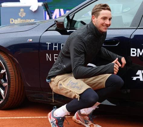 Sieger, Jan-Lennard Struff mit Siegerauto, vollelektrische BMW i5 M50, Lederhose, Portraet, Portrait, Siegerehrung Tennis BMW Open 2024 Finale Jan-Lennard Struff Taylor Fritz München 21.04.2024 FOTO: Mladen Lackovic LakoPress