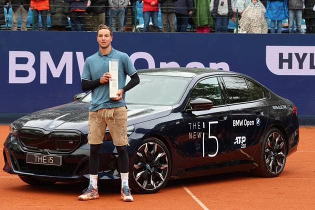 Sieger, Jan-Lennard Struff mit Siegerauto, vollelektrische BMW i5 M50, Pokal, Trophae, Lederhose, Portraet, Portrait, Siegerehrung Tennis BMW Open 2024 Finale Jan-Lennard Struff Taylor Fritz München 21.04.2024 FOTO: Mladen Lackovic LakoPress