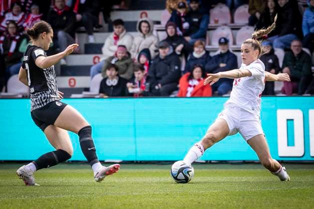 GOOGLE PIXEL Frauen Bundesliga: 1. FC Köln - SC Freiburg, 21.04.2024 Giovanna Hoffmann (SC Freiburg, 27) und Selina Cerci (1. FC Köln, 29); GOOGLE PIXEL Frauen Bundesliga: 1. FC Köln - SC Freiburg, 19. Spieltag, am 21.04.2024 im Franz-Kremer-Stadion in Köln. DFL REGULATIONS PROHIBIT ANY USE OF PHOTOGRAPHS AS IMAGE SEQUENCES AND OR QUASI-VIDEO. Copyright: xBEAUTIFULxSPORTS LeahxKohringx