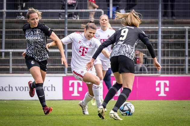 GOOGLE PIXEL Frauen Bundesliga: 1. FC Köln - SC Freiburg, 21.04.2024 Lisa Karl (SC Freiburg, 2), Janina Minge (SC Freiburg, 9) und Carlotta Wamser (1. FC Köln, 30); GOOGLE PIXEL Frauen Bundesliga: 1. FC Köln - SC Freiburg, 19. Spieltag, am 21.04.2024 im Franz-Kremer-Stadion in Köln. DFL REGULATIONS PROHIBIT ANY USE OF PHOTOGRAPHS AS IMAGE SEQUENCES AND OR QUASI-VIDEO. Copyright: xBEAUTIFULxSPORTS LeahxKohringx