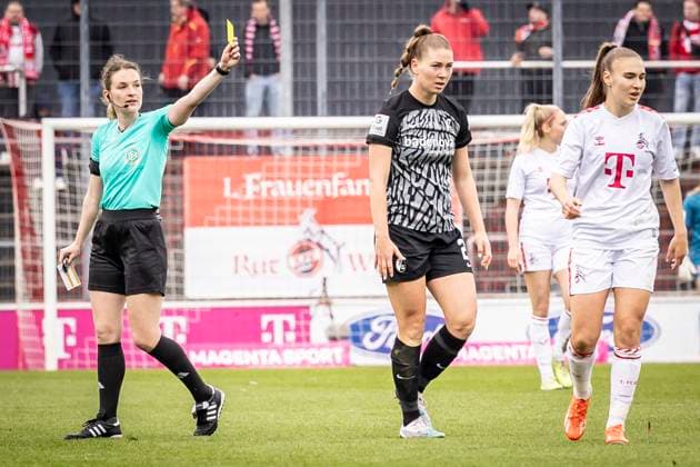 GOOGLE PIXEL Frauen Bundesliga: 1. FC Köln - SC Freiburg, 21.04.2024 Miriam Schwermer (Rieder) gibt Samantha Steuerwald (SC Freiburg, 21) die gelbe Karte; GOOGLE PIXEL Frauen Bundesliga: 1. FC Köln - SC Freiburg, 19. Spieltag, am 21.04.2024 im Franz-Kremer-Stadion in Köln. DFL REGULATIONS PROHIBIT ANY USE OF PHOTOGRAPHS AS IMAGE SEQUENCES AND OR QUASI-VIDEO. Copyright: xBEAUTIFULxSPORTS LeahxKohringx
