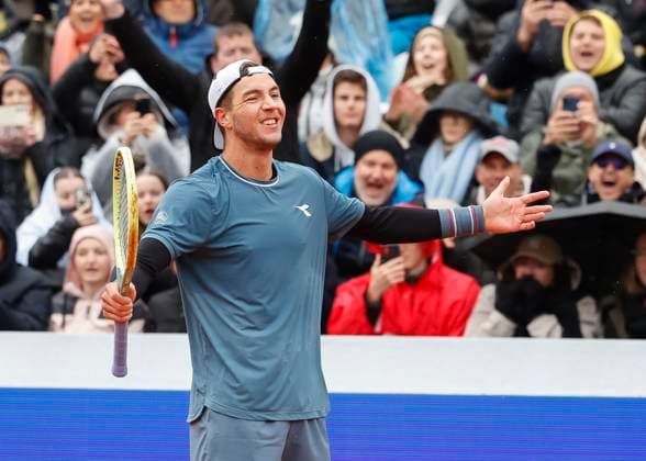 Jan-Lennard Struff (GER) jubelt nach dem Sieg, Jubel, Freude, Emotion Tennis - BMW Open 2024 - ATP, Tennis Herren - MTTC Iphitos - Munich - - Germany - 21 April 2024. Copyright: xJuergenxHasenkopfx