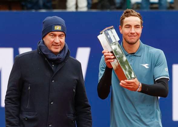 Ministerpraesident Markus Soeder ueberreicht den Pokal an den Sieger Jan-Lennard Struff (GER) Tennis - BMW Open 2024 - ATP, Tennis Herren - MTTC Iphitos - Munich - - Germany - 21 April 2024. Copyright: xJuergenxHasenkopfx