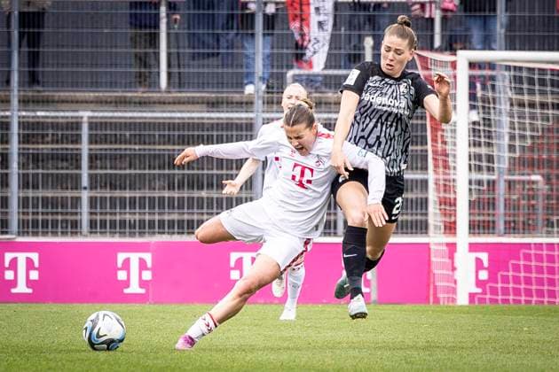 GOOGLE PIXEL Frauen Bundesliga: 1. FC Köln - SC Freiburg, 21.04.2024 Carlotta Wamser (1. FC Köln, 30) und Samantha Steuerwald (SC Freiburg, 21); GOOGLE PIXEL Frauen Bundesliga: 1. FC Köln - SC Freiburg, 19. Spieltag, am 21.04.2024 im Franz-Kremer-Stadion in Köln. DFL REGULATIONS PROHIBIT ANY USE OF PHOTOGRAPHS AS IMAGE SEQUENCES AND OR QUASI-VIDEO. Copyright: xBEAUTIFULxSPORTS LeahxKohringx