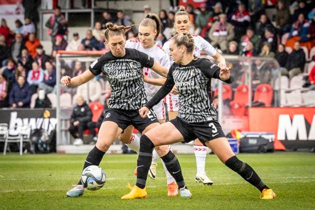 GOOGLE PIXEL Frauen Bundesliga: 1. FC Köln - SC Freiburg, 21.04.2024 Samantha Steuerwald (SC Freiburg, 21), Alina Axtmann (SC Freiburg, 3) und Alena Bienz (1. FC Köln, 11); GOOGLE PIXEL Frauen Bundesliga: 1. FC Köln - SC Freiburg, 19. Spieltag, am 21.04.2024 im Franz-Kremer-Stadion in Köln. DFL REGULATIONS PROHIBIT ANY USE OF PHOTOGRAPHS AS IMAGE SEQUENCES AND OR QUASI-VIDEO. Copyright: xBEAUTIFULxSPORTS LeahxKohringx