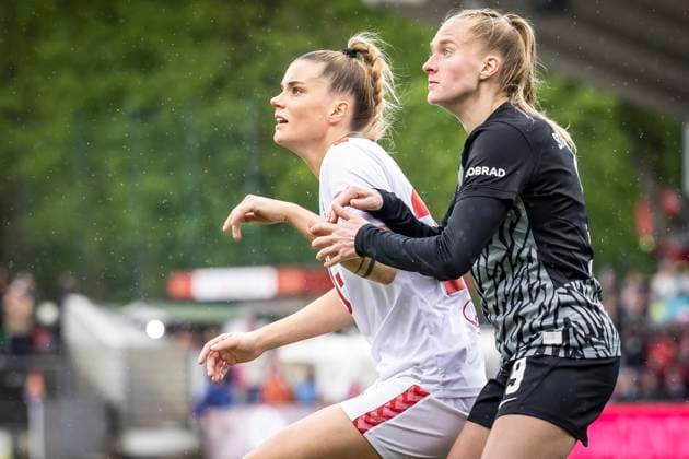 GOOGLE PIXEL Frauen Bundesliga: 1. FC Köln - SC Freiburg, 21.04.2024 Mit Blick auf den Ball: Selina Cerci (1. FC Köln, 29) und Janina Minge (SC Freiburg, 9); GOOGLE PIXEL Frauen Bundesliga: 1. FC Köln - SC Freiburg, 19. Spieltag, am 21.04.2024 im Franz-Kremer-Stadion in Köln. DFL REGULATIONS PROHIBIT ANY USE OF PHOTOGRAPHS AS IMAGE SEQUENCES AND OR QUASI-VIDEO. Copyright: xBEAUTIFULxSPORTS LeahxKohringx