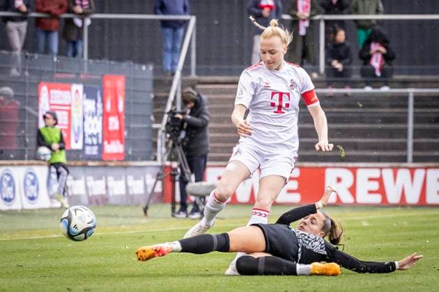 GOOGLE PIXEL Frauen Bundesliga: 1. FC Köln - SC Freiburg, 21.04.2024 Anna Gerhardt (1. FC Köln, 21) und Alina Axtmann (SC Freiburg, 3); GOOGLE PIXEL Frauen Bundesliga: 1. FC Köln - SC Freiburg, 19. Spieltag, am 21.04.2024 im Franz-Kremer-Stadion in Köln. DFL REGULATIONS PROHIBIT ANY USE OF PHOTOGRAPHS AS IMAGE SEQUENCES AND OR QUASI-VIDEO. Copyright: xBEAUTIFULxSPORTS LeahxKohringx