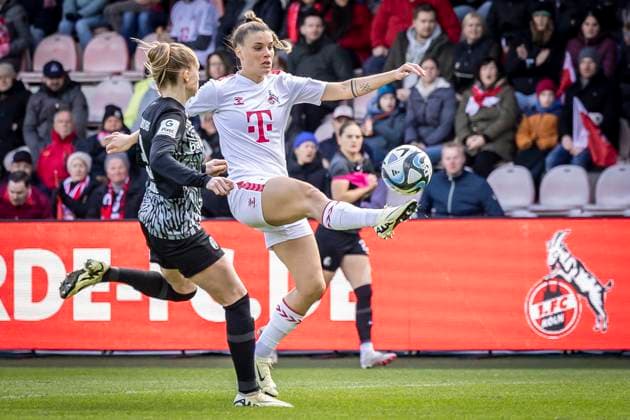 GOOGLE PIXEL Frauen Bundesliga: 1. FC Köln - SC Freiburg, 21.04.2024 Selina Cerci (1. FC Köln, 29) und Janina Minge (SC Freiburg, 9); GOOGLE PIXEL Frauen Bundesliga: 1. FC Köln - SC Freiburg, 19. Spieltag, am 21.04.2024 im Franz-Kremer-Stadion in Köln. DFL REGULATIONS PROHIBIT ANY USE OF PHOTOGRAPHS AS IMAGE SEQUENCES AND OR QUASI-VIDEO. Copyright: xBEAUTIFULxSPORTS LeahxKohringx