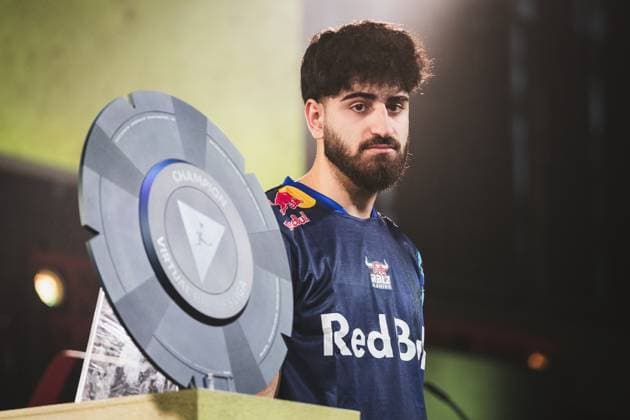 Virtual Bundesliga Grand Final by WOW; 21.04.2024 Umut Gültekin (RBLZ_Umut, RB Leipzig), Die Meisterscheibe der Virtual Bundesliga Grand Final by WOW. Virtual Bundesliga Grand Final by WOW; 21.04.2024