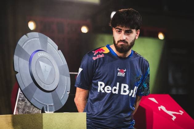 Virtual Bundesliga Grand Final by WOW; 21.04.2024 Umut Gültekin (RBLZ_Umut, RB Leipzig), Die Meisterscheibe der Virtual Bundesliga Grand Final by WOW. Virtual Bundesliga Grand Final by WOW; 21.04.2024