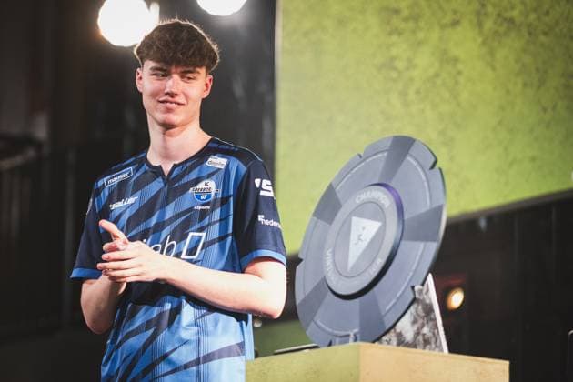 Virtual Bundesliga Grand Final by WOW; 21.04.2024 Jonas Wirth (Jonny, SC Paderborn 07), Die Meisterscheibe der Virtual Bundesliga Grand Final by WOW. Virtual Bundesliga Grand Final by WOW; 21.04.2024