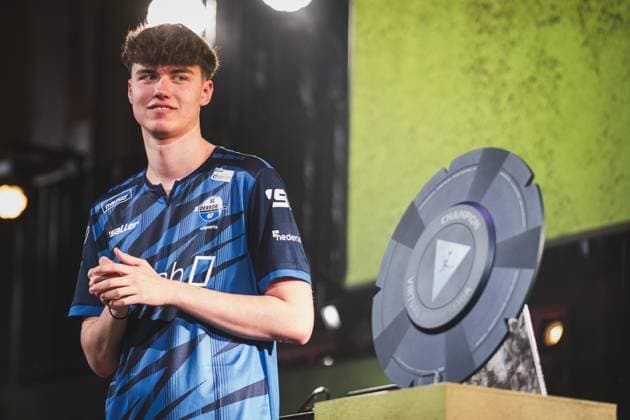 Virtual Bundesliga Grand Final by WOW; 21.04.2024 Jonas Wirth (Jonny, SC Paderborn 07), Die Meisterscheibe der Virtual Bundesliga Grand Final by WOW. Virtual Bundesliga Grand Final by WOW; 21.04.2024