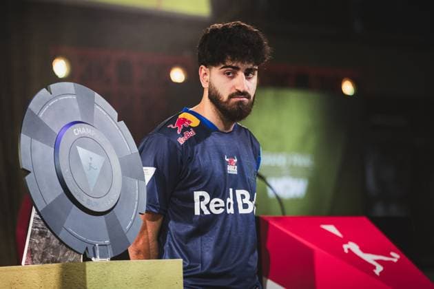 Virtual Bundesliga Grand Final by WOW; 21.04.2024 Umut Gültekin (RBLZ_Umut, RB Leipzig), Die Meisterscheibe der Virtual Bundesliga Grand Final by WOW. Virtual Bundesliga Grand Final by WOW; 21.04.2024
